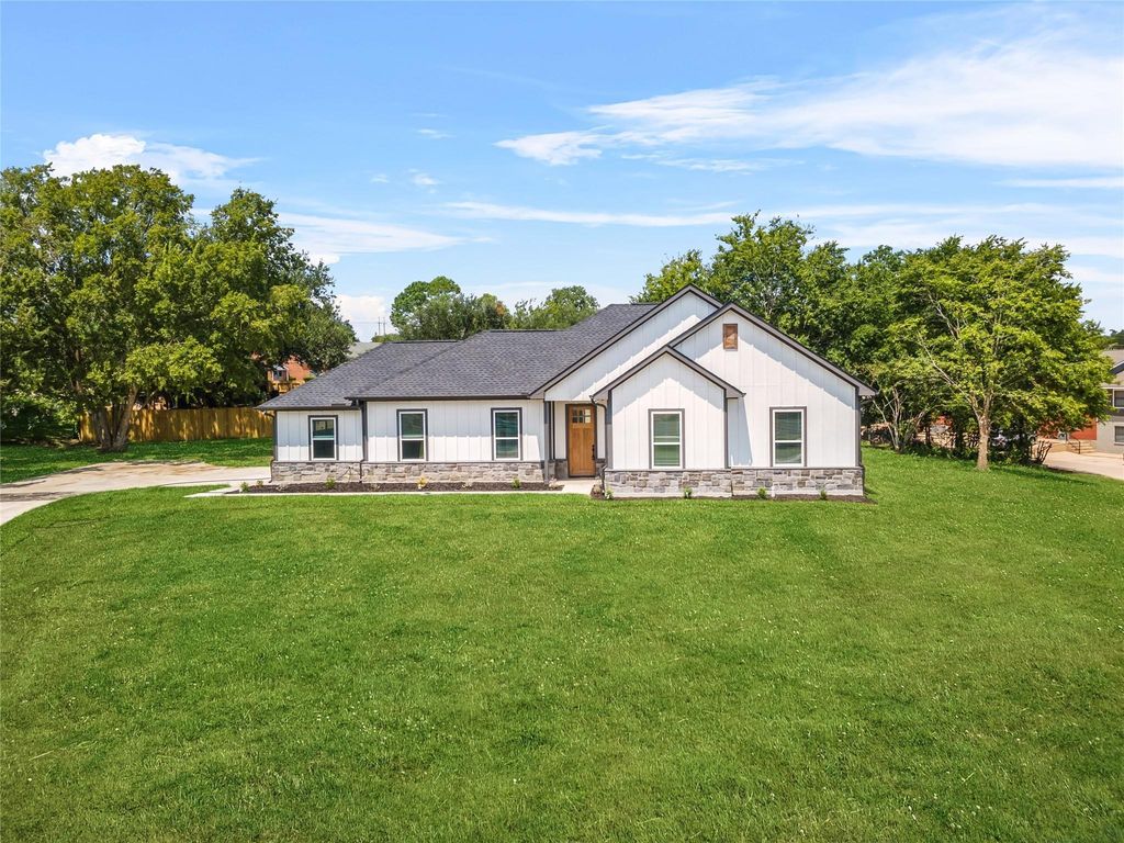 2315 Progress Drive, Brenham, TX 77833