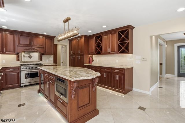 2 Woodside Ave, West Caldwell Twp., NJ 07006