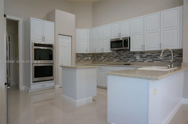 8006 N Savannah Cir, Davie, FL 33328