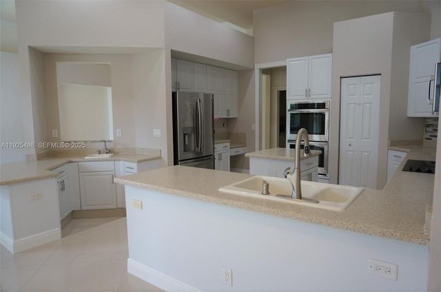 8006 N Savannah Cir, Davie, FL 33328