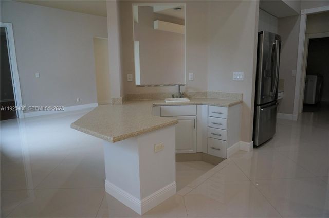 8006 N Savannah Cir, Davie, FL 33328