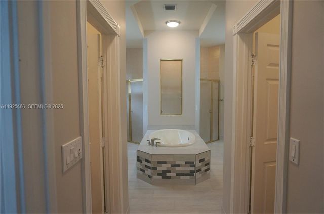 8006 N Savannah Cir, Davie, FL 33328