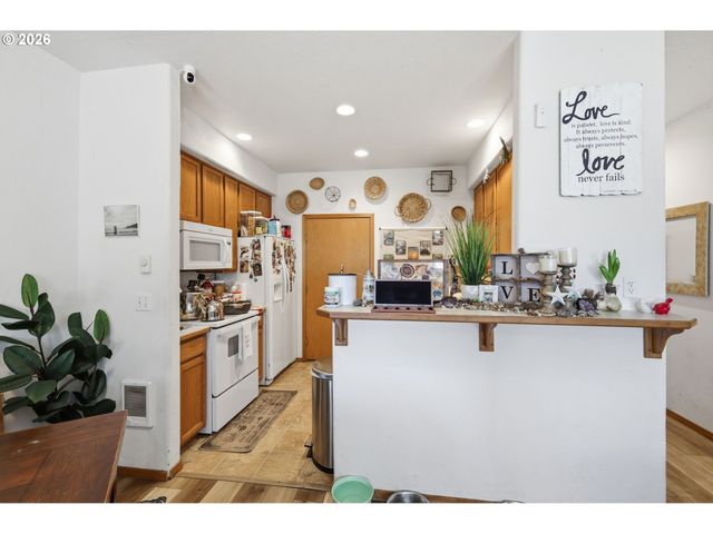 4135 FORSYTHIA St, Springfield, OR 97478