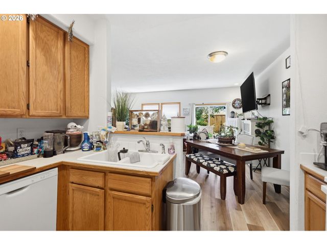 4135 FORSYTHIA St, Springfield, OR 97478