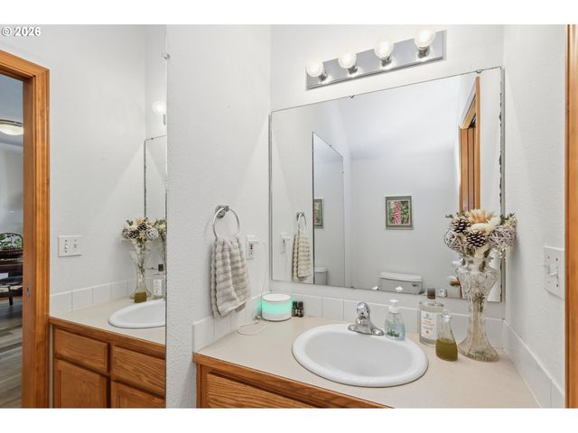 4135 FORSYTHIA St, Springfield, OR 97478