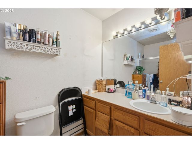 4135 FORSYTHIA St, Springfield, OR 97478