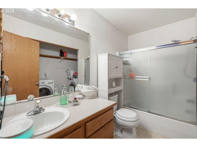 4135 FORSYTHIA St, Springfield, OR 97478