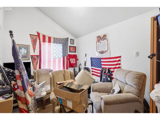 4135 FORSYTHIA St, Springfield, OR 97478