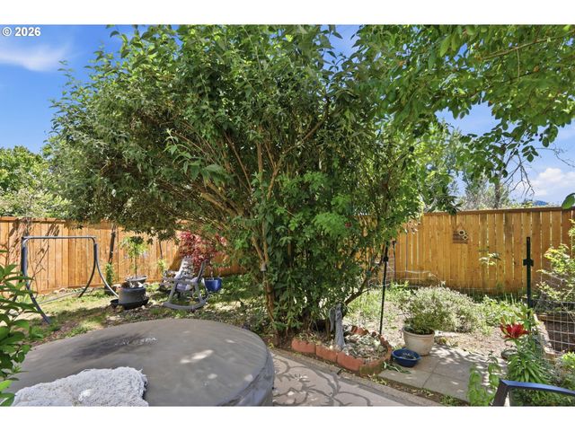4135 FORSYTHIA St, Springfield, OR 97478