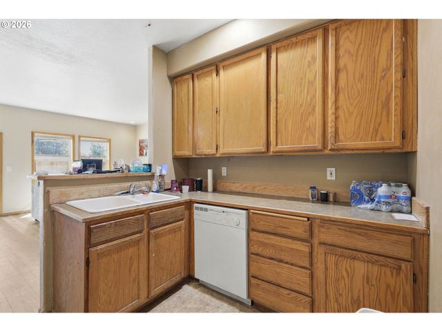 4135 FORSYTHIA St, Springfield, OR 97478