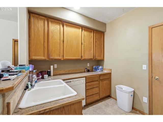 4135 FORSYTHIA St, Springfield, OR 97478