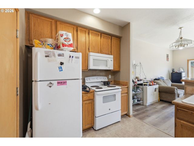 4135 FORSYTHIA St, Springfield, OR 97478