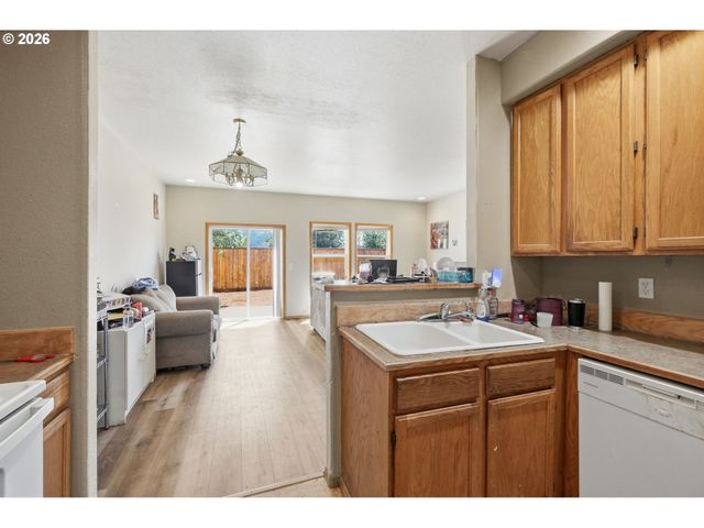 4135 FORSYTHIA St, Springfield, OR 97478