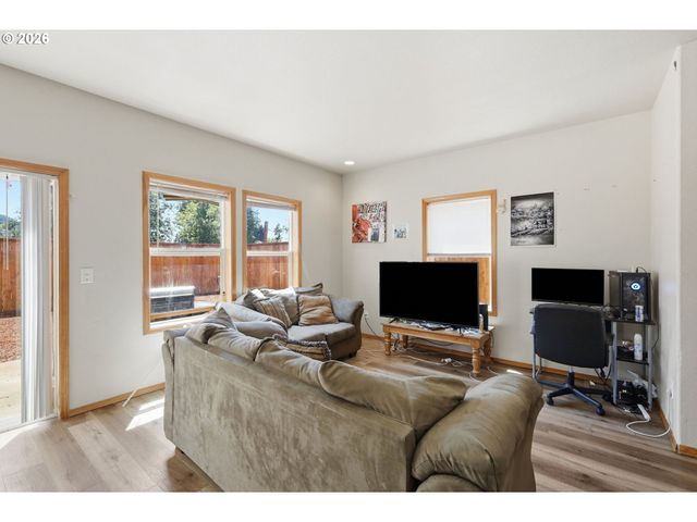 4135 FORSYTHIA St, Springfield, OR 97478