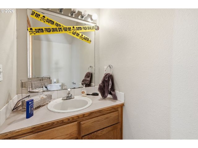 4135 FORSYTHIA St, Springfield, OR 97478