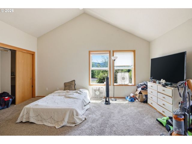 4135 FORSYTHIA St, Springfield, OR 97478