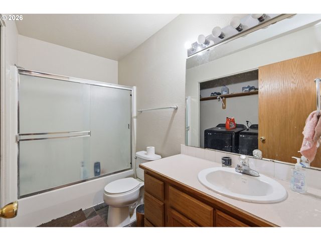 4135 FORSYTHIA St, Springfield, OR 97478