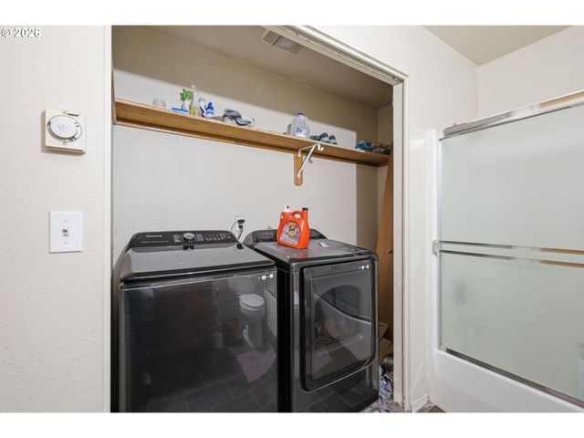 4135 FORSYTHIA St, Springfield, OR 97478