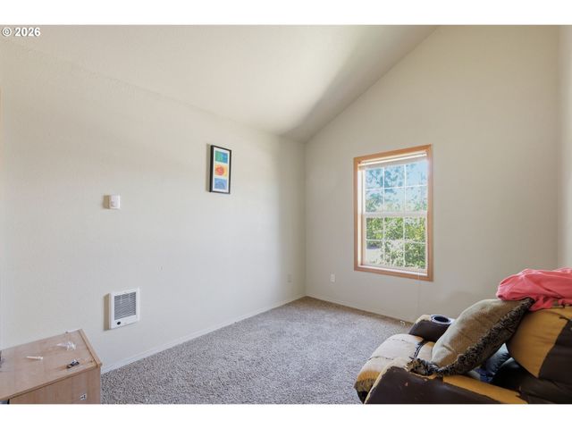 4135 FORSYTHIA St, Springfield, OR 97478