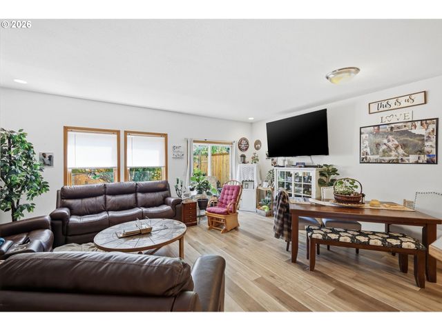 4135 FORSYTHIA St, Springfield, OR 97478