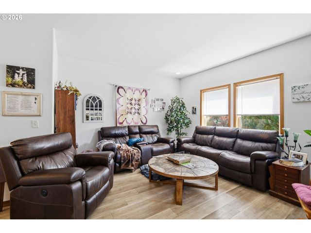 4135 FORSYTHIA St, Springfield, OR 97478