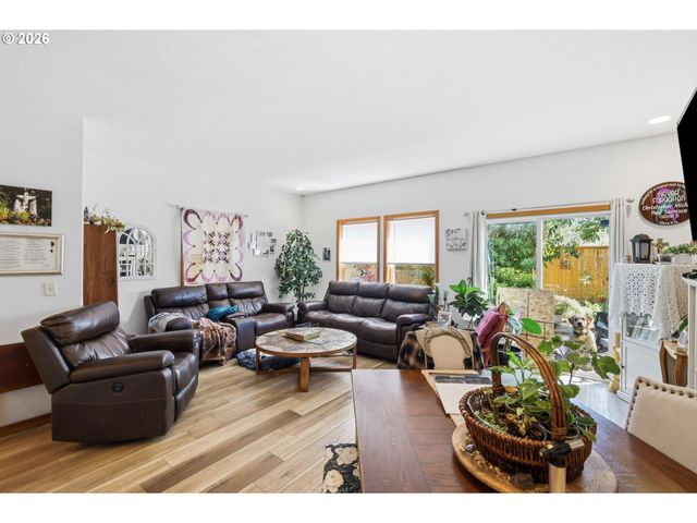4135 FORSYTHIA St, Springfield, OR 97478