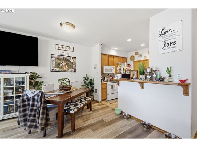 4135 FORSYTHIA St, Springfield, OR 97478