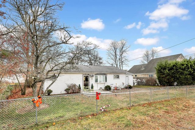 34 Tamarack Street, Central Islip, NY 11722