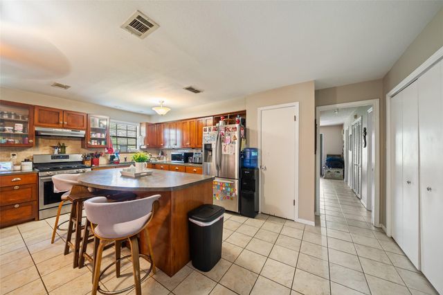 154 Pin Oak Drive, Angleton, TX 77515