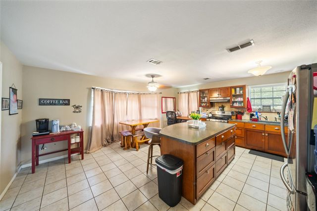 154 Pin Oak Drive, Angleton, TX 77515