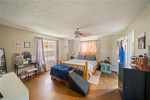 154 Pin Oak Drive, Angleton, TX 77515