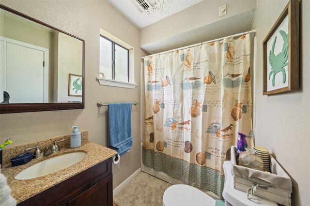 154 Pin Oak Drive, Angleton, TX 77515
