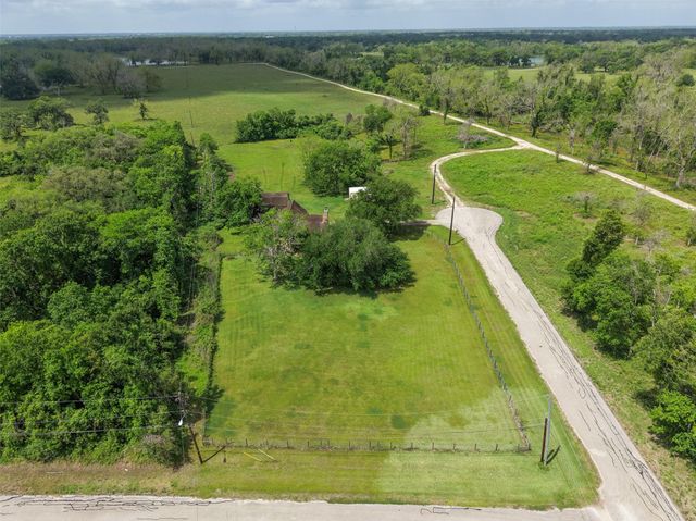 154 Pin Oak Drive, Angleton, TX 77515