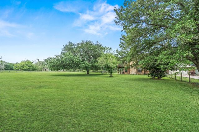154 Pin Oak Drive, Angleton, TX 77515