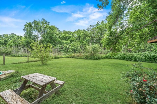 154 Pin Oak Drive, Angleton, TX 77515