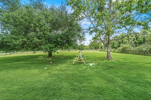 154 Pin Oak Drive, Angleton, TX 77515