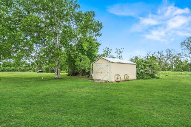 154 Pin Oak Drive, Angleton, TX 77515