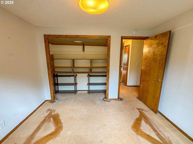 1886 WOODSTOCK Cir, Salem, OR 97304