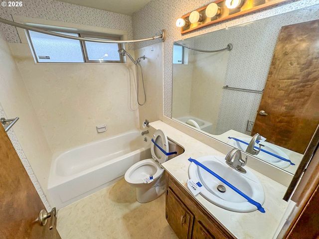 1886 WOODSTOCK Cir, Salem, OR 97304