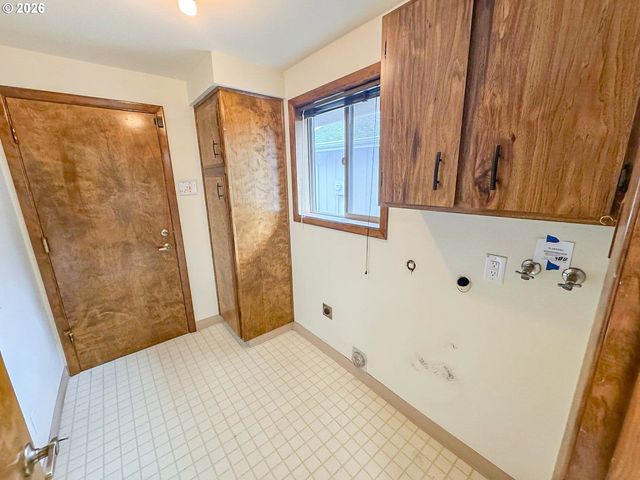 1886 WOODSTOCK Cir, Salem, OR 97304