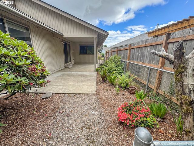 1886 WOODSTOCK Cir, Salem, OR 97304