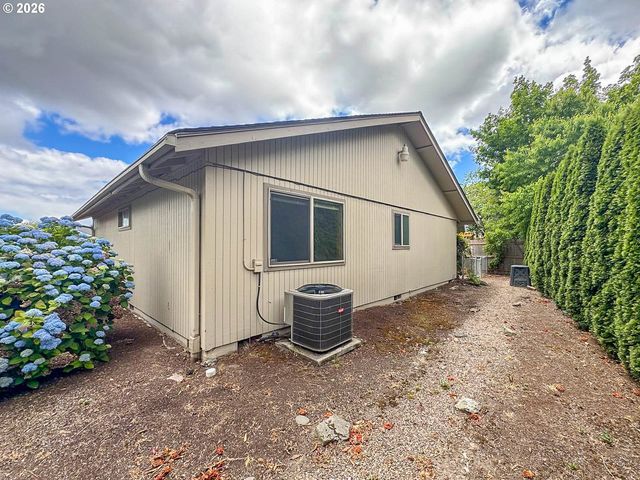 1886 WOODSTOCK Cir, Salem, OR 97304