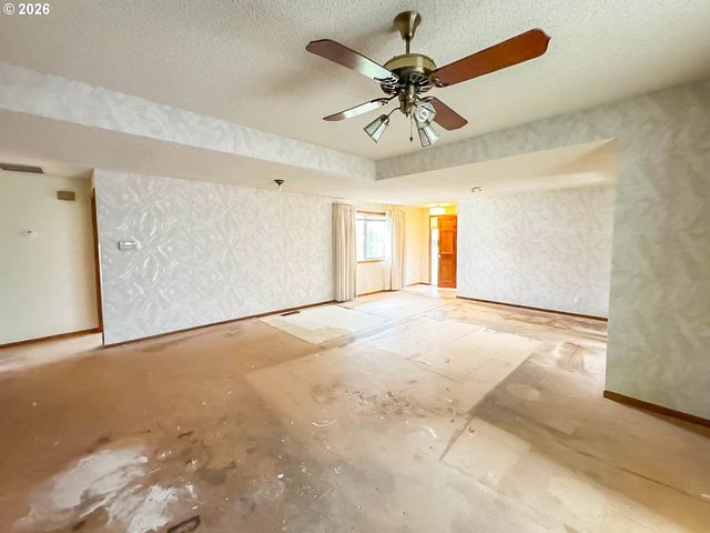 1886 WOODSTOCK Cir, Salem, OR 97304