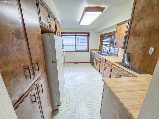 1886 WOODSTOCK Cir, Salem, OR 97304