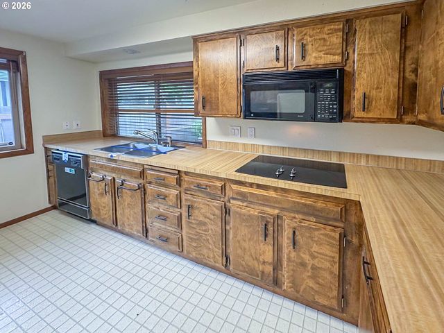 1886 WOODSTOCK Cir, Salem, OR 97304