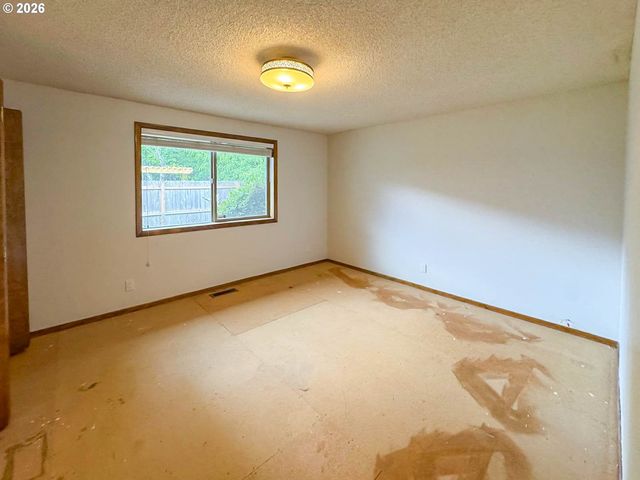 1886 WOODSTOCK Cir, Salem, OR 97304