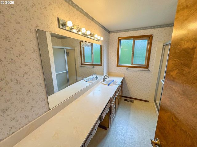 1886 WOODSTOCK Cir, Salem, OR 97304