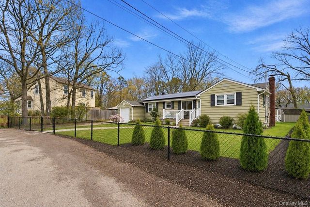 162 Parkwood Drive, Shirley, NY 11967