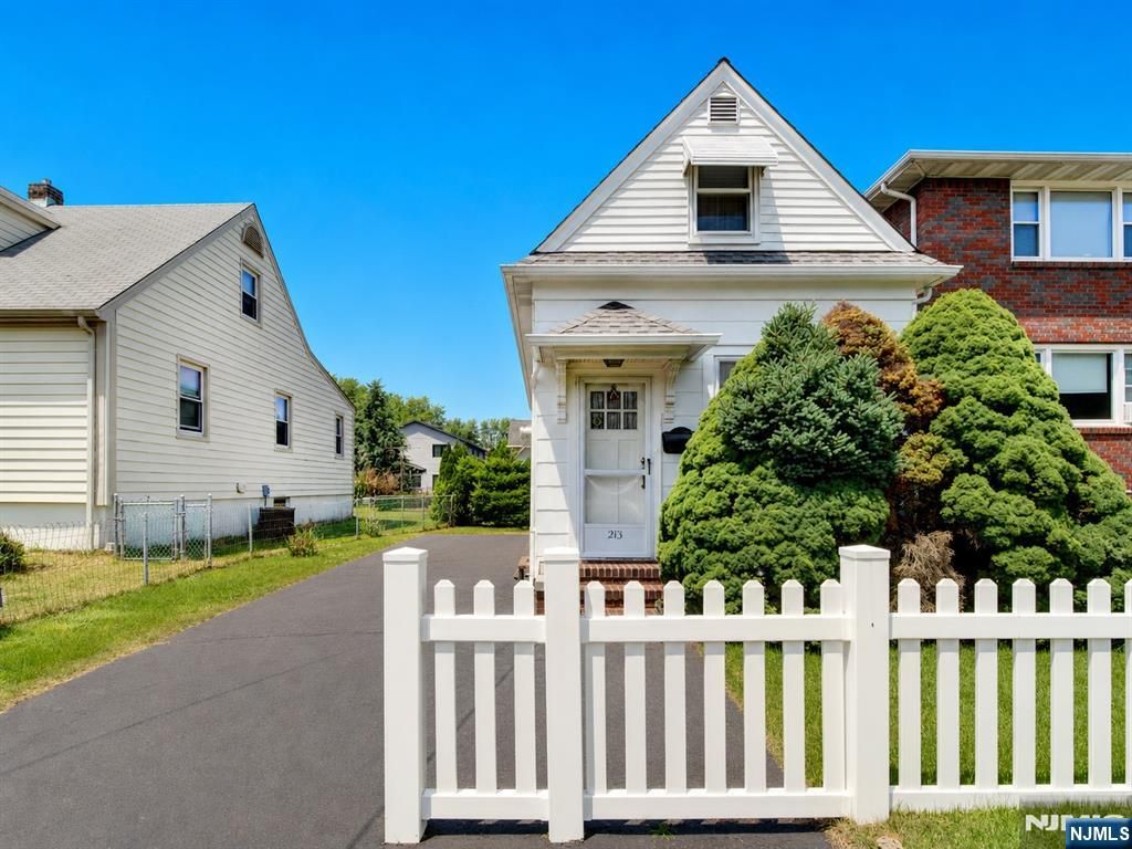 213 Kipp Avenue, Elmwood Park, NJ 07407