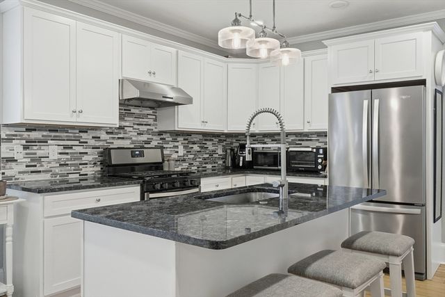 81 Chestnut St 81, Andover, MA 01810